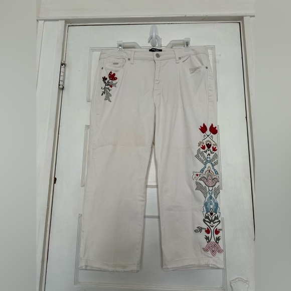 NWOT Nine West Chrystie Floral Embroidered White Capris - Picture 2 of 8